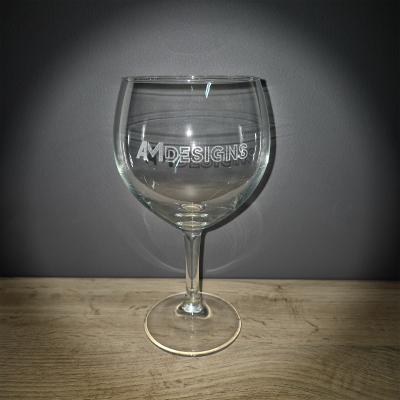 Taça de vidro transparente com pé e texto gravado AM DESIGNS