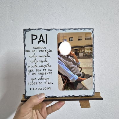 Placa decorativa de pedra com mensagem para o Dia do Pai e fotografia de homem sentado num café