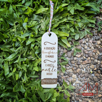 Marcador de livros de madeira com texto motivacional para professores sobre folhas verdes e pedras pequenas