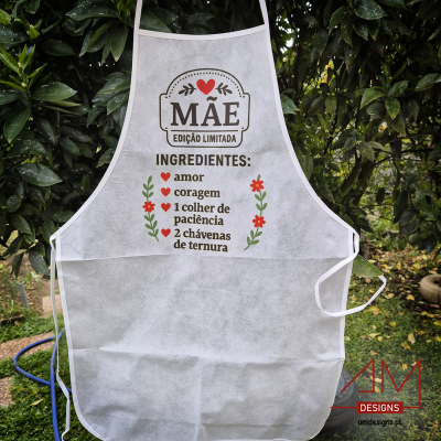 Avental branco com texto e ilustrações coloridas pendurado numa árvore