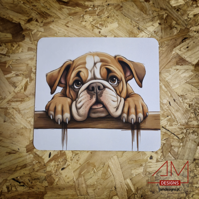 Tapete de rato com desenho de buldogue inglês sobre fundo branco e textura de madeira OSB ao redor