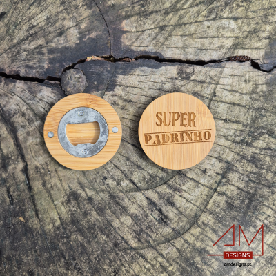 Dois objetos circulares de madeira com abre-garrafas e gravação 'SUPER PADRINHO' sobre superfície de madeira