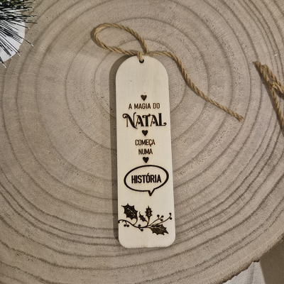 Marcador de livros de madeira clara com cordão e gravação de texto natalício
