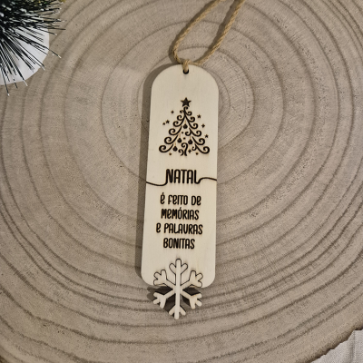 Marcador de página de madeira decorado com árvore de Natal e floco de neve, com texto gravado a laser.