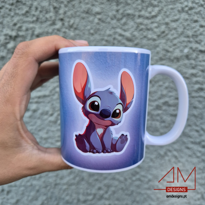 Caneca branca com personagem de desenho animado azul com grandes orelhas cor-de-rosa em fundo azul claro