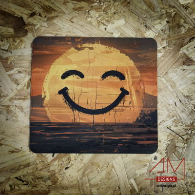 Tapete quadrado com sorriso preto sobre fundo de pôr do sol em textura de madeira