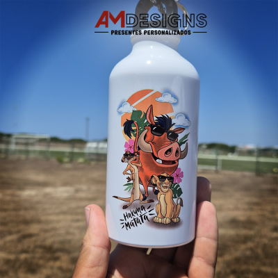 Garrafa branca com ilustração do Rei Leão e texto Hakuna Matata