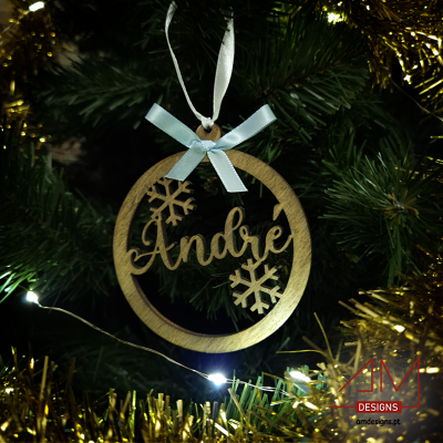 Ornamento de Natal de madeira com nome André e flocos de neve pendurado em árvore de Natal