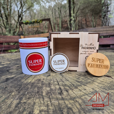 Conjunto de produtos Super Padrinho em frascos metálicos e madeira com caixa de madeira clara gravada.