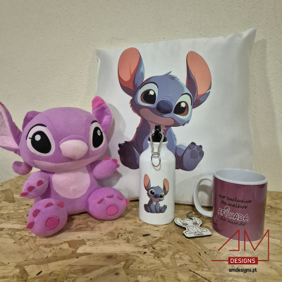 Peluches, almofada, garrafa, chaveiro e caneca com personagem Stitch e texto em português