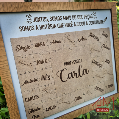 Quadro puzzle de cortiça personalizado com nomes e mensagem motivacional para professora Carla