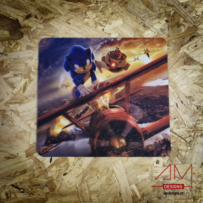 Mousepad com imagem gráfica do personagem Sonic agarrado a um avião em chamas no céu ao entardecer