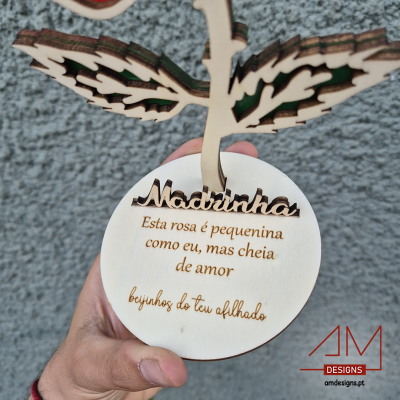 Decoração de madeira com rosa e texto gravado para madrinha