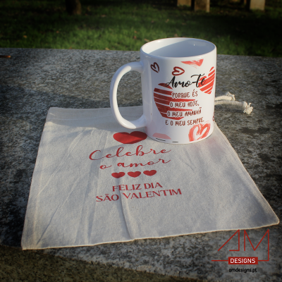 Caneca branca com mensagem de amor vermelho e saco de tecido com texto de dia de São Valentim