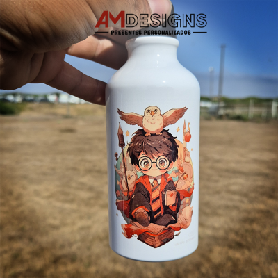 Garrafa branca com ilustração de personagem com óculos e coruja na cabeça ao ar livre