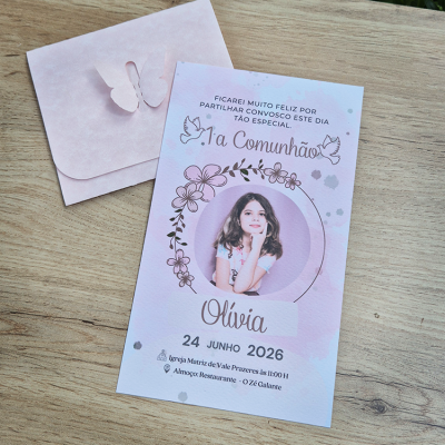 Convite para 1ª Comunhão com foto de rapariga e envelope rosa com borboleta em relevo