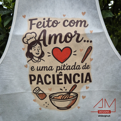 Avental cinza com design decorativo e texto em português sobre cozinha