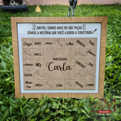Quadro com puzzle de cortiça e nomes, dedicatória para professora Carla