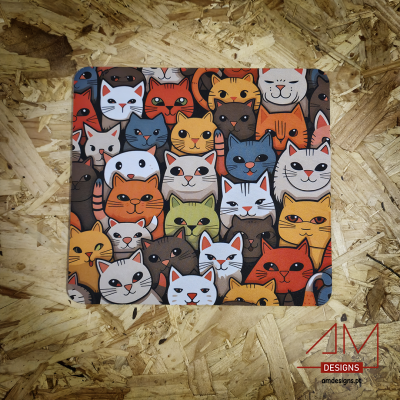 Mousepad colorido com padrão de gatos e logotipo AM Designs