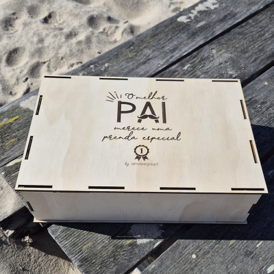 Caixa de madeira gravada para presente de pai sobre mesa de madeira ao ar livre