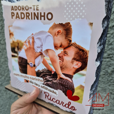 Placa decorativa com foto de homem e criança e texto 'ADORO-TE PADRINHO' em português