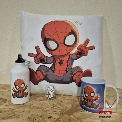 Conjunto Spider-Man com almofada, garrafa metálica e caneca com imagens do personagem estilo cartoon