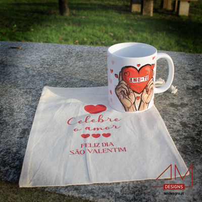 Caneca branca com ilustração de mãos e coração e saco com texto de São Valentim