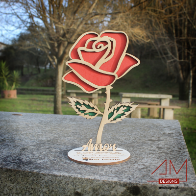 Escultura decorativa em forma de rosa vermelha com suporte de madeira e cartão