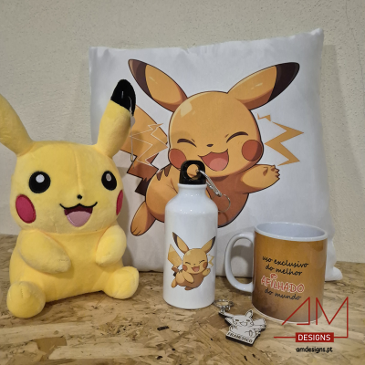 Conjunto de merchandising Pikachu com almofada, peluche, garrafa, caneca e chaveiro