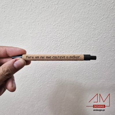 Caneta de madeira com texto 