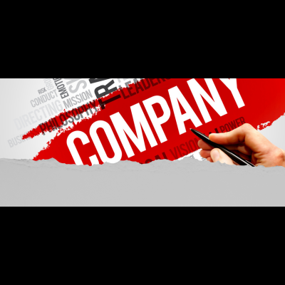 Palavra COMPANY em branco sobre mancha vermelha com palavras de negócios cinza e mão com caneta preta.
