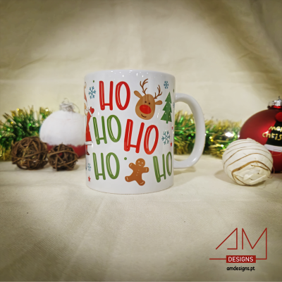 Caneca branca natalícia com texto HO HO HO HO e desenhos de rena e biscoito