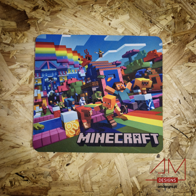 Mousepad Minecraft colorido com personagens e arco-íris em madeira
