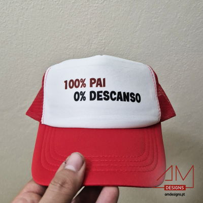 Boné vermelho com frontal branco e texto '100% PAI 0% DESCANSO'