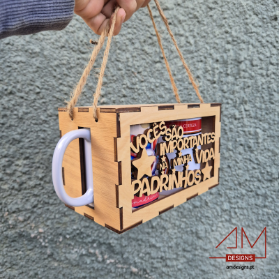 Caixa de madeira com caneca branca e mensagem recortada para padrinhos