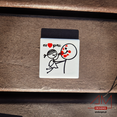 Azulejo branco com desenho de criança e texto eu amo pai