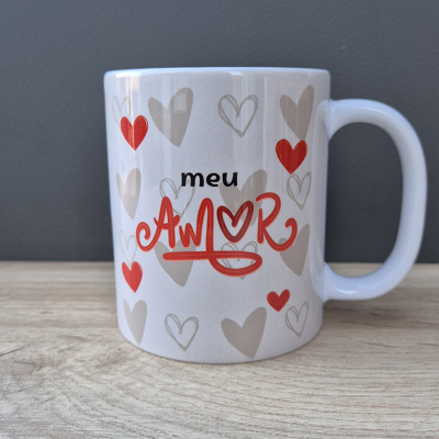 Caneca branca com corações vermelhos e cinza e texto meu AMOR