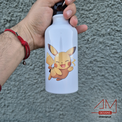 Garrafa branca com desenho do Pikachu e tampa preta segurada por mão com pulseira