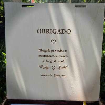 Placa de madeira clara com mensagem gravada a laser de agradecimento