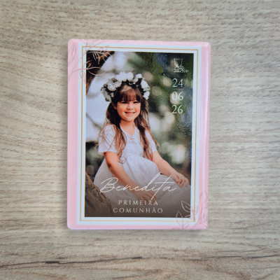 Convite primeira comunhão com foto de menina vestida de branco e borda rosa
