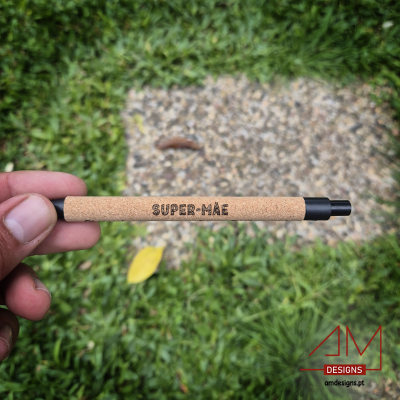 Caneta em cortiça com inscrição SUPER-MÃE em campo de relva