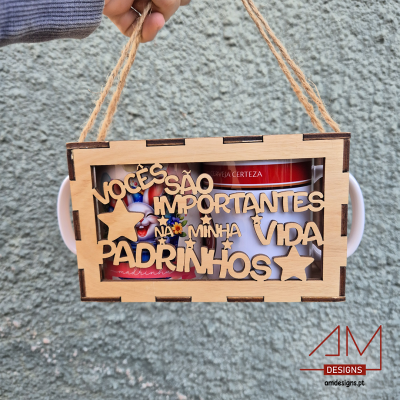 Caixa de madeira com texto recortado pendurada à mão