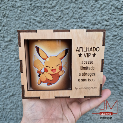 Caneca branca com desenho Pikachu dentro de caixa de madeira com inscrição Afilhado VIP