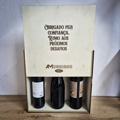 Caixa de madeira com três garrafas de vinho e texto de agradecimento