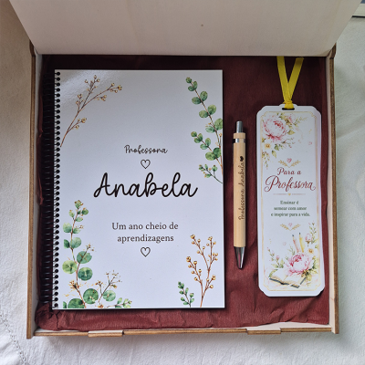 Caixa com bloco de notas personalizado para professora, caneta de madeira gravada e marcador de livros floral