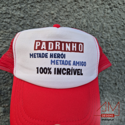 Boné vermelho e branco com texto 'PADRINHO METADE HERÓI METADE AMIGO 100% INCRÍVEL'