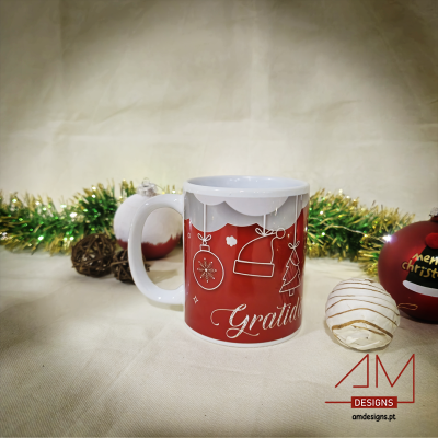 Caneca de Natal branca com detalhes vermelhos e brancos e a palavra Gratidão