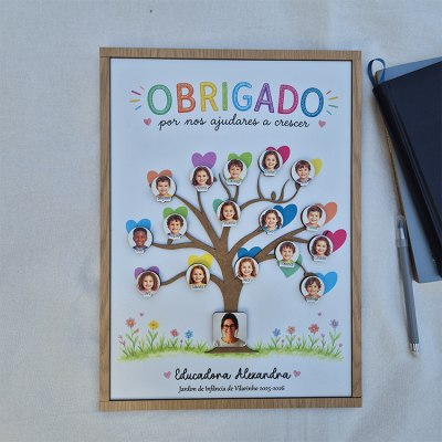 Quadro decorativo com fotos de crianças e texto de agradecimento