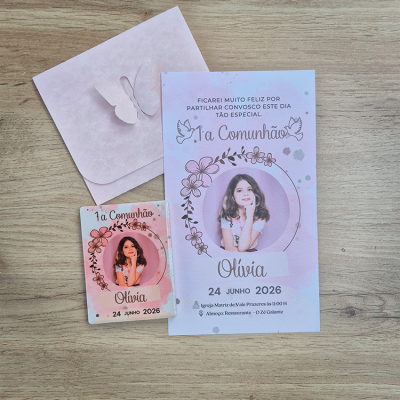 Convite e lembrança para 1ª Comunhão com foto da menina Olívia e envelope rosa com borboleta