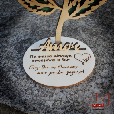 Escultura de madeira com árvore e base oval com texto gravado sobre amor e Dia dos Namorados